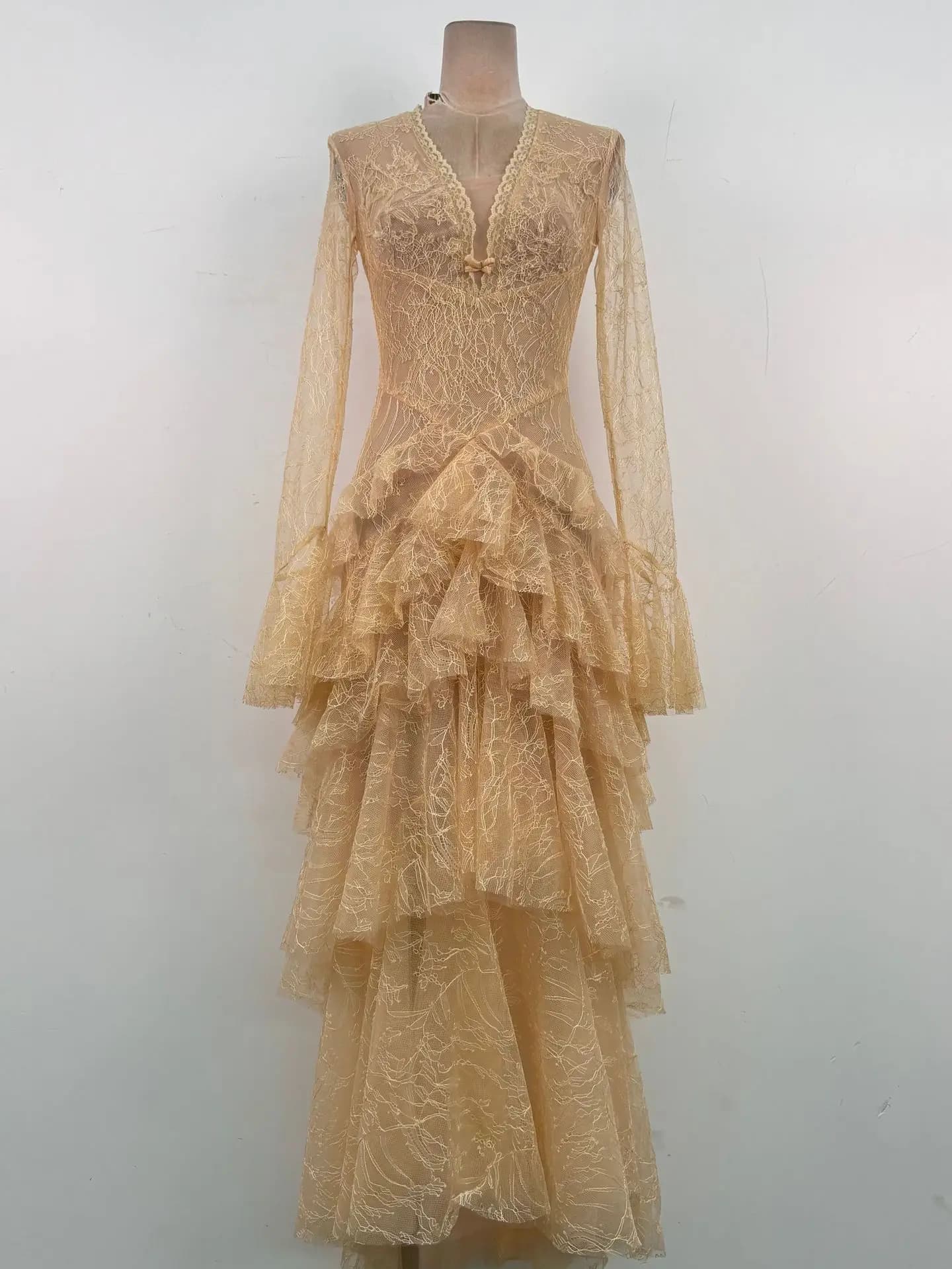 Robe longue élégante en dentelle à col en V et volants superposés, design vietnamien original, robe 