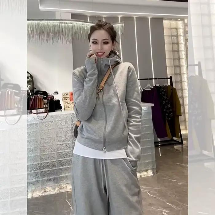 Ensemble deux pièces gris pour femme : pull décontracté et tendance, style sport chic