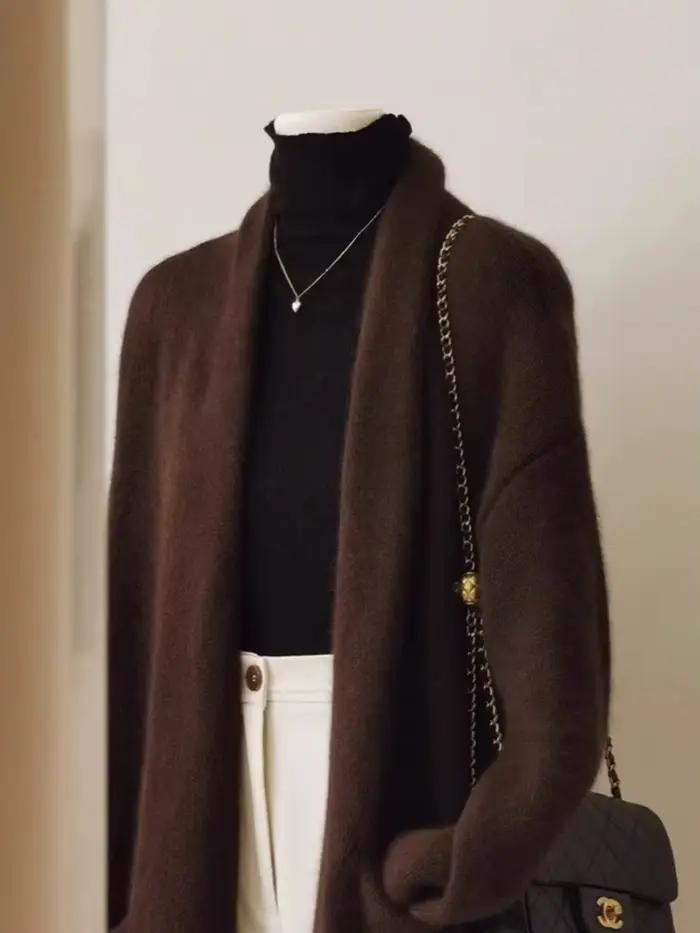 Cardigan en cachemire blanc pour femme, coupe ample, style anglais, automne et hiver, confort royal, matières luxueuses, occasions spéciales, Thanksgiving, relaxation et élégance ```