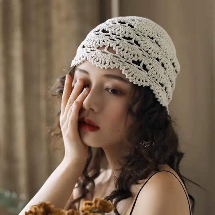 Béret en dentelle respirante pour femme, chapeau évidé avec fleurs, béret Skullies décontracté, casquette à la mode, accessoire de tête pour femmes, béret de printemps et d'automne, élégant et confortable