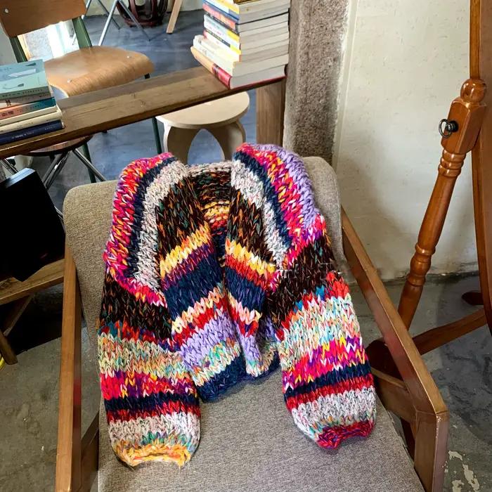 Cardigan multicolore en acrylique tricoté à la main pour femmes, style boho chic, arc-en-ciel, pompon, idéal pour automne-hiver et occasions spéciales