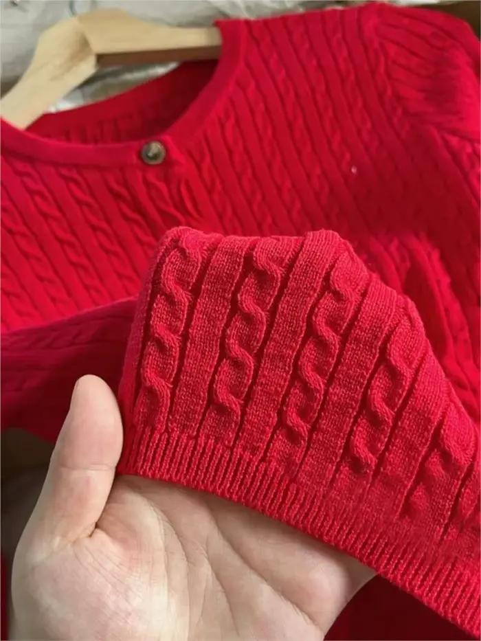 Cardigan tricoté à fleurs torsadées rouges