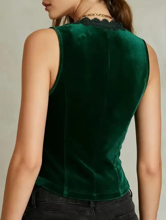 Gilet en velours à col en V pour femmes, avec bordure en dentelle et boutons décoratifs.