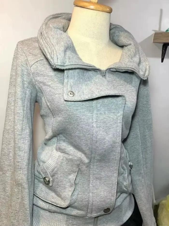 Sweatshirt gris rétro pour femmes haut de gamme mode vintage à capuche printemps automne activité sportive occassionnellement à offrir