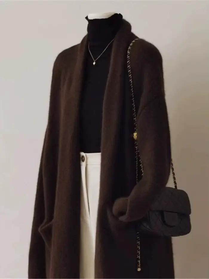 Cardigan en cachemire blanc pour femme, coupe ample, style anglais, automne et hiver, confort royal, matières luxueuses, occasions spéciales, Thanksgiving, relaxation et élégance ```