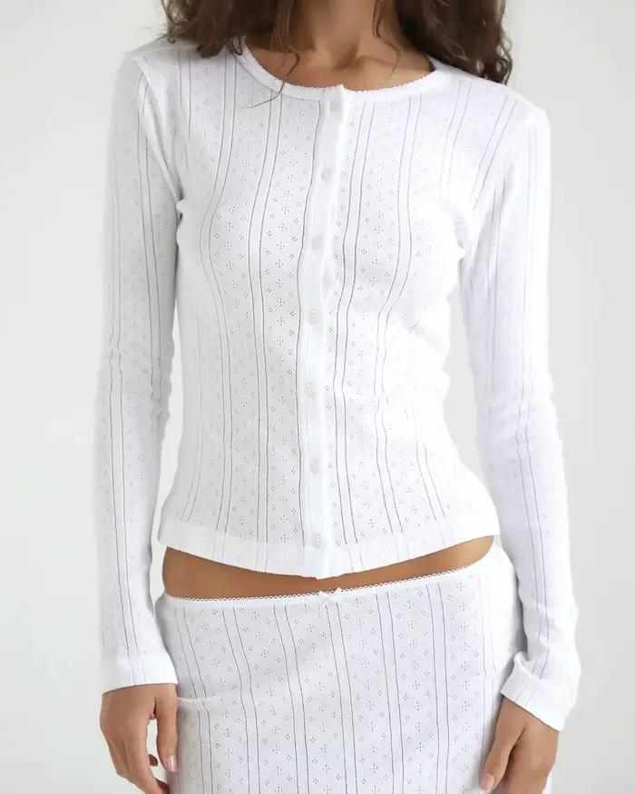 请按照要求直接输出HTML内容和最后的SEO优化标题。 ###TITRE### Cardigan en tricot coton rayures verticales ajourées style français ajusté manches longues col rond bordure dentelle haut court ajusté confortable élégant toutes saisons usage maison