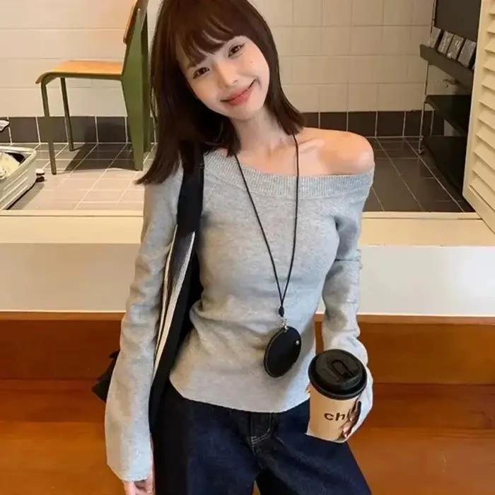 Pull en polyester UOSU bleu ciel avec fente latérale pour femmes élégantes pour l'automne-hiver occasions variées