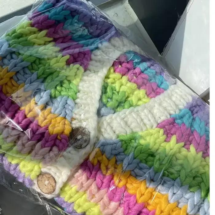 Femmes à la main arc-en-ciel coloré chaud gros tricot volumineux Cardigan multicolore pull manteau automne hiver nouveau dans les vêtements de femme