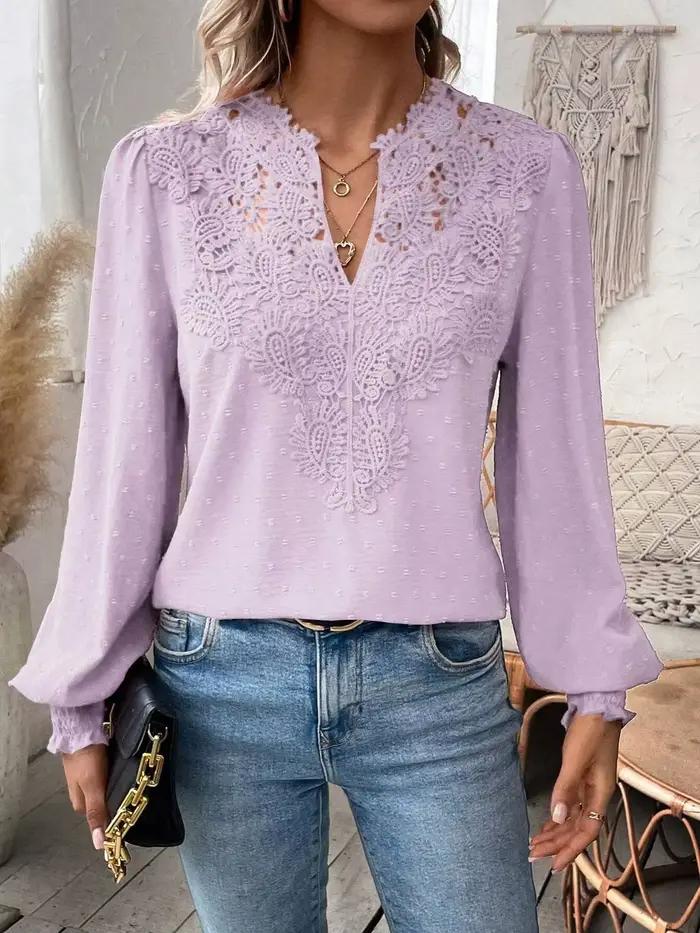 Pull à manches longues pour femmes, tendance, sexy, dentelle, col en V, manches bouffantes, polyester, hiver 2024, soirée chic, réunions professionnelles, cadeau女性冬装毛衣产品描述,采用HTML格式编写,以激发购买欲望,并将每个特性转化为对客户的实际好处。描述中没有提及价格、产地或品牌等信息。此描述符合给定的格式和内容要求。
