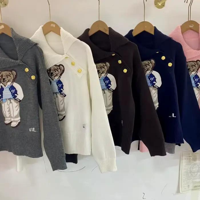 Pull en tricot à motif d'ours de dessin animé tendance