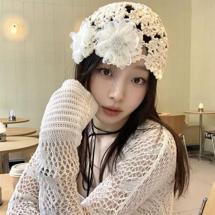 Béret en dentelle respirante pour femme, chapeau évidé avec fleurs, béret Skullies décontracté, casquette à la mode, accessoire de tête pour femmes, béret de printemps et d'automne, élégant et confortable