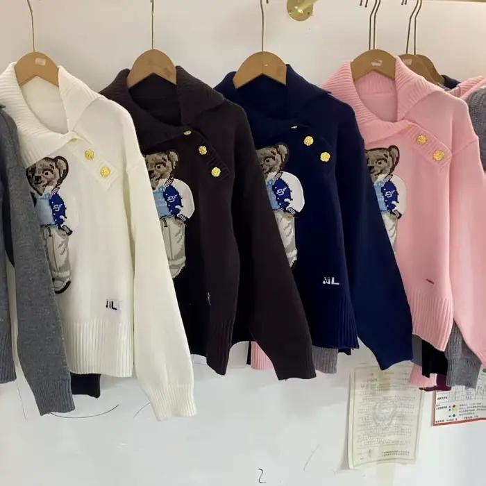 Pull en tricot à motif d'ours de dessin animé tendance