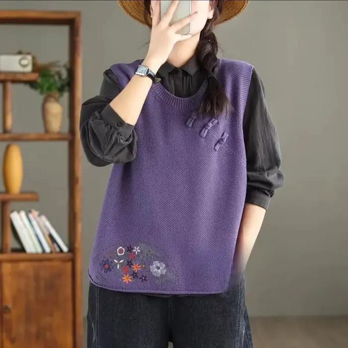 Gilet en tricot pour femmes, col rond, coupe ample, style vintage, brodé, pour automne-hiver, à offrir pour femme, pour occasions spéciales ``` 这段HTML页面设计旨在通过描述产品的魅力、舒适度和多功能性来激发顾客的兴趣,并提供了关于如何保养以及适合各种场合的建议,从而提升购买意愿。