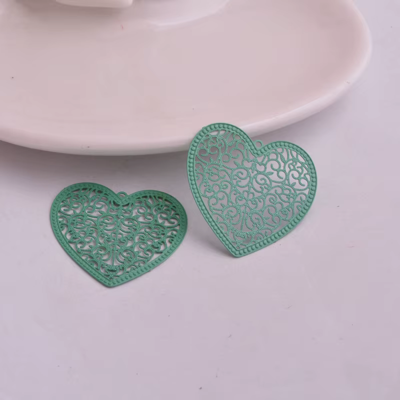 30 pièces AB2389 30mm * 32mm métal peint coeurs charmes filigrane pour fabrication bijoux