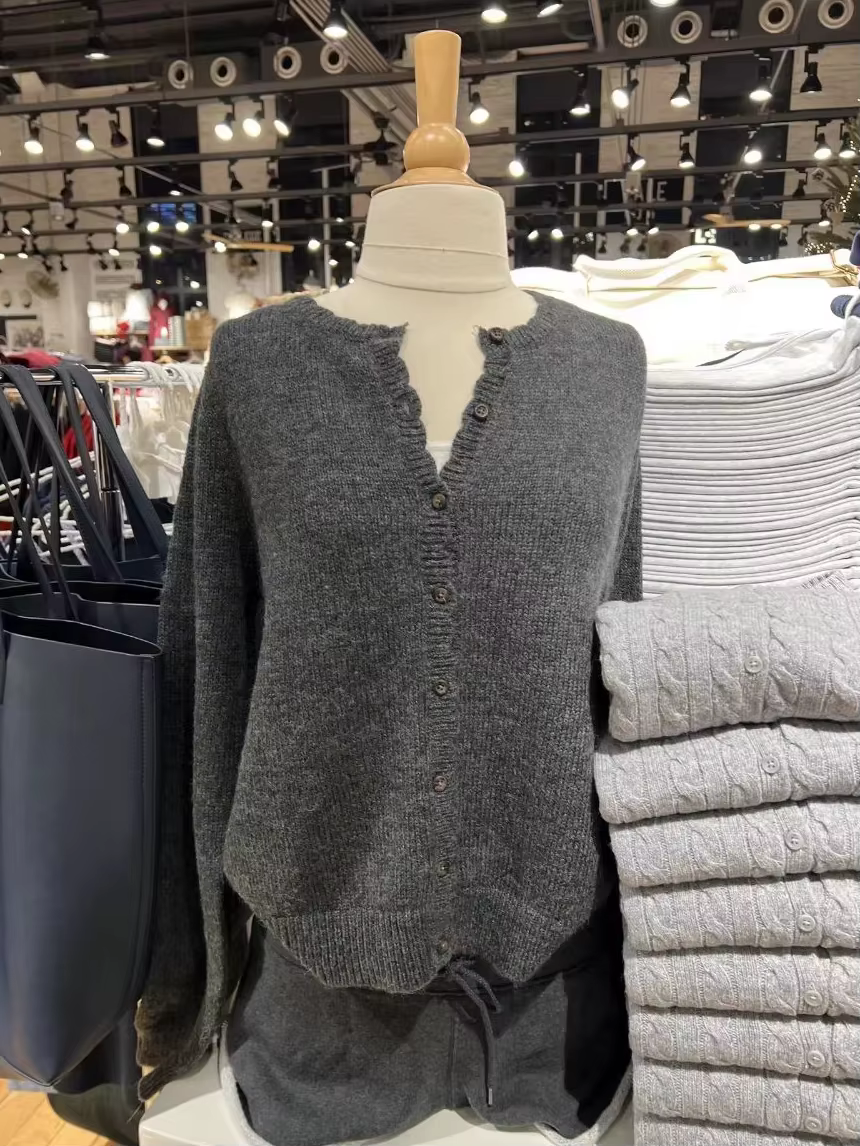 Cardigan gris foncé simple à col rond, boutonnage simple, manches longues, en coton tricoté, décontr