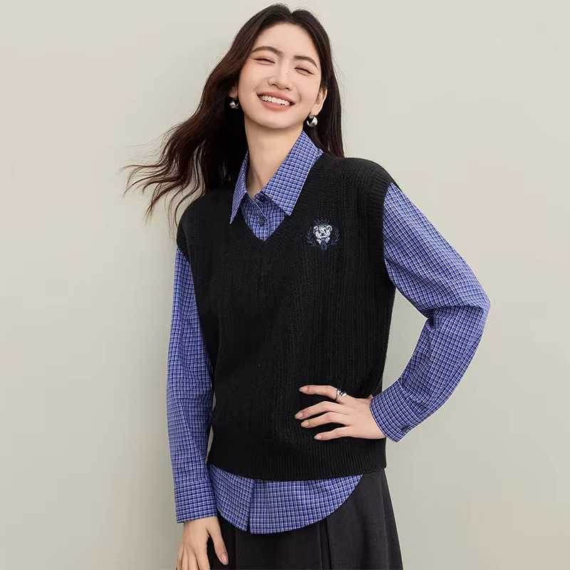 Gilet tricoté femme SENTUBILA Automne 2026 style universitaire col en V couleur contrastante pull br