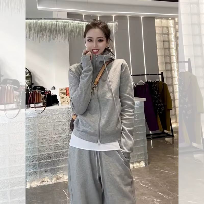 Ensemble deux pièces gris pour femme : pull décontracté et tendance, style sport chic