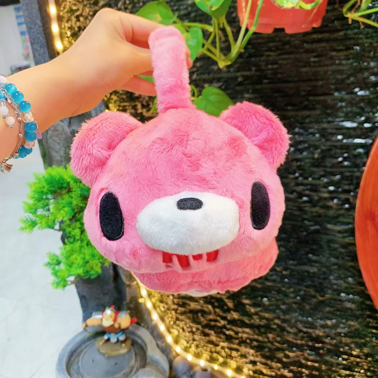 Jolis cache-oreilles en peluche rose avec un design en forme d'ours. Doux, confortable et parfait po
