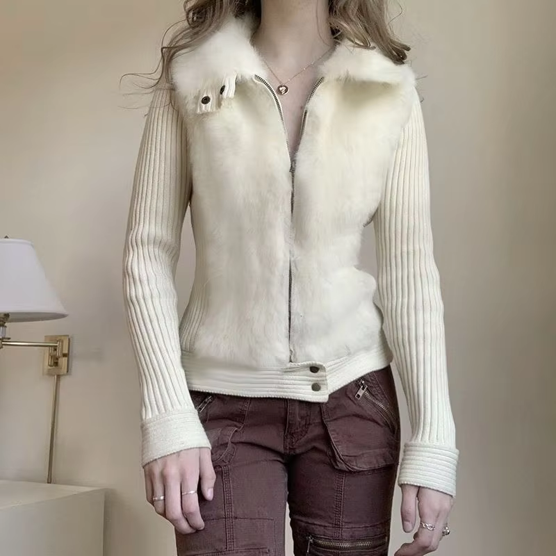 Pull cardigan tricoté avec un col moelleux et un design moelleux ensemble