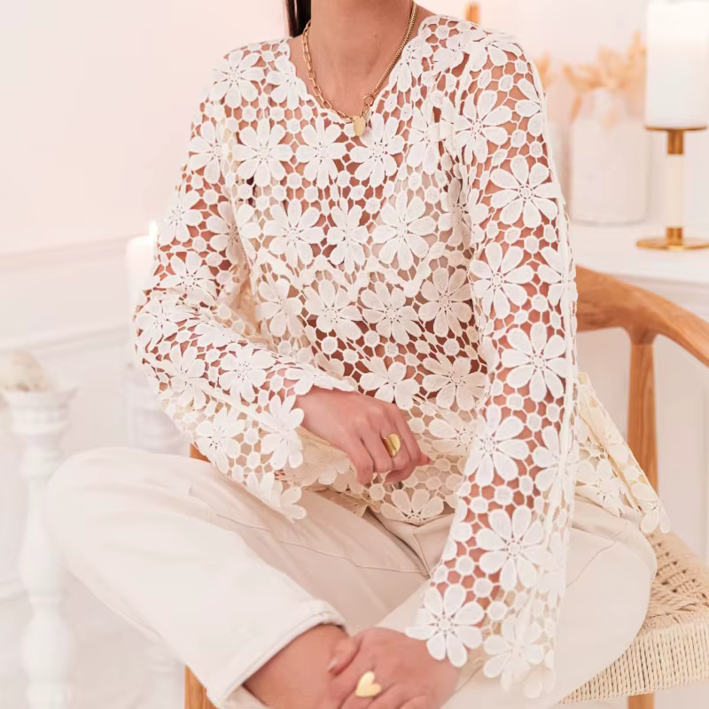 Pull en maille ajourée à motif floral pour femme, à porter en superposition avec un haut à col rond 