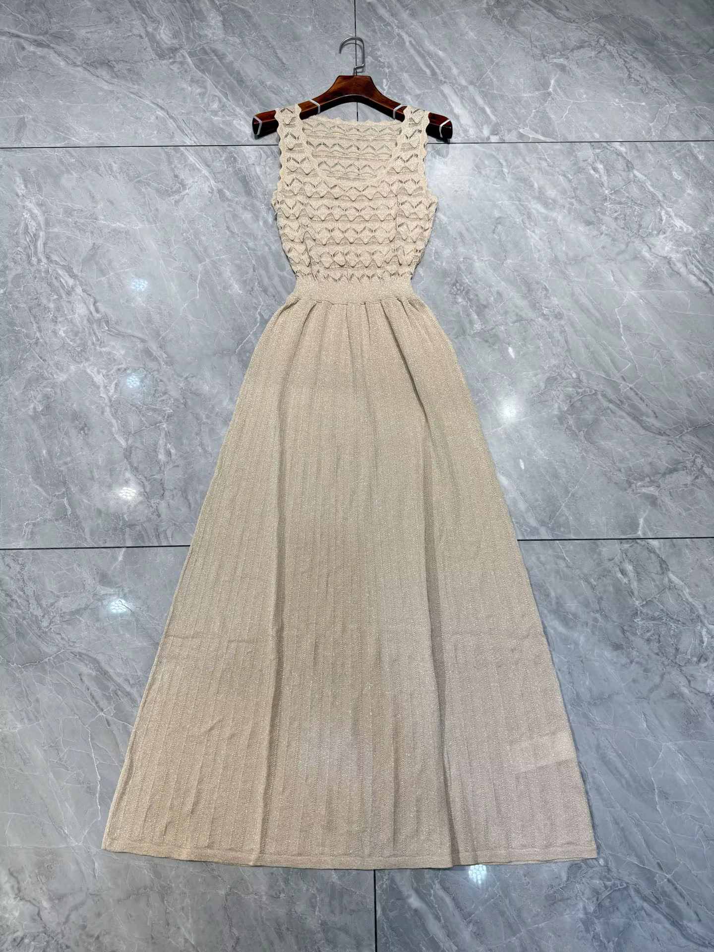 Robe longue en tricot métallique à col rond et manches longues pour femmes
