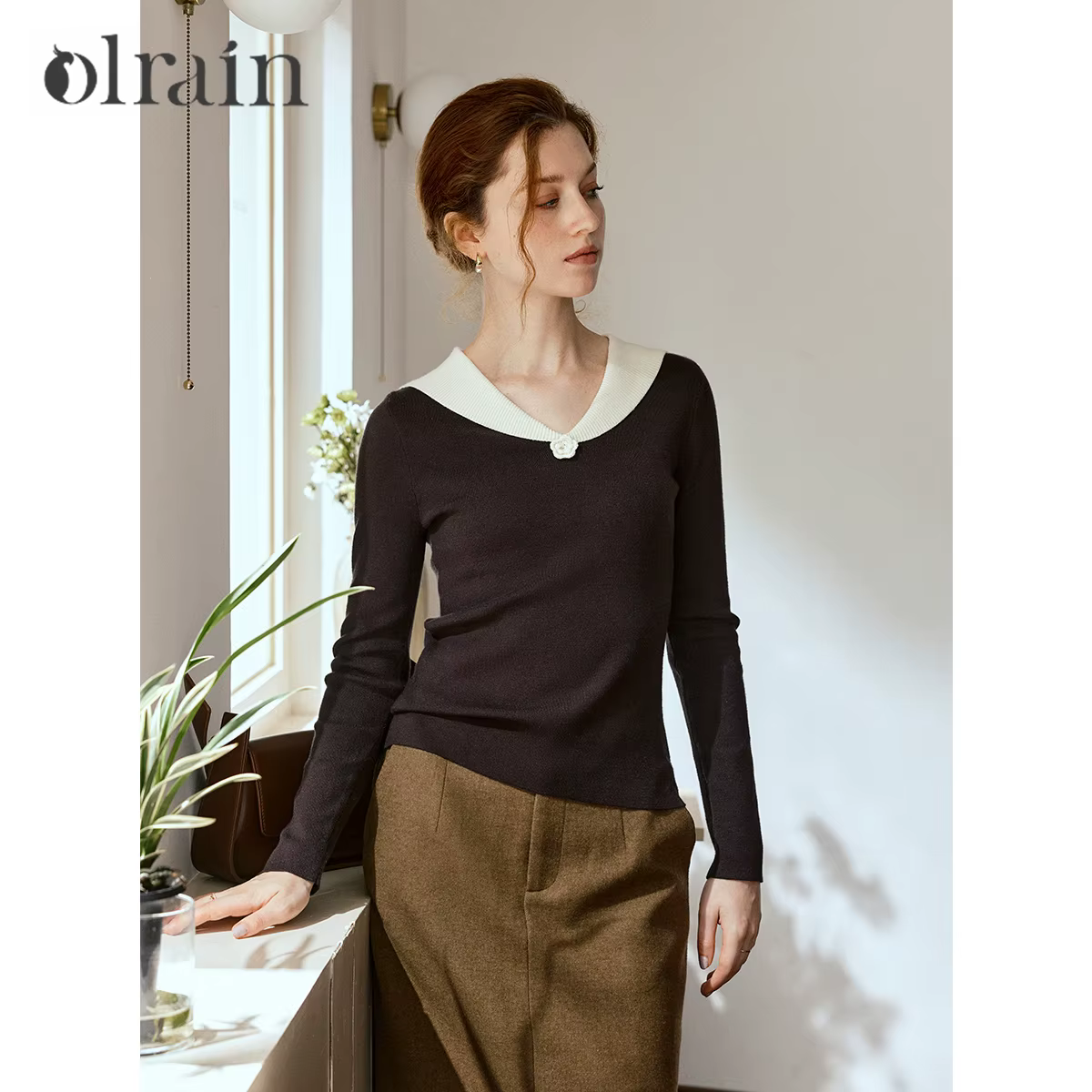 Pull tricoté à col en V et blocs de couleur OLrain pour femme, collection automne 2026, couleur café