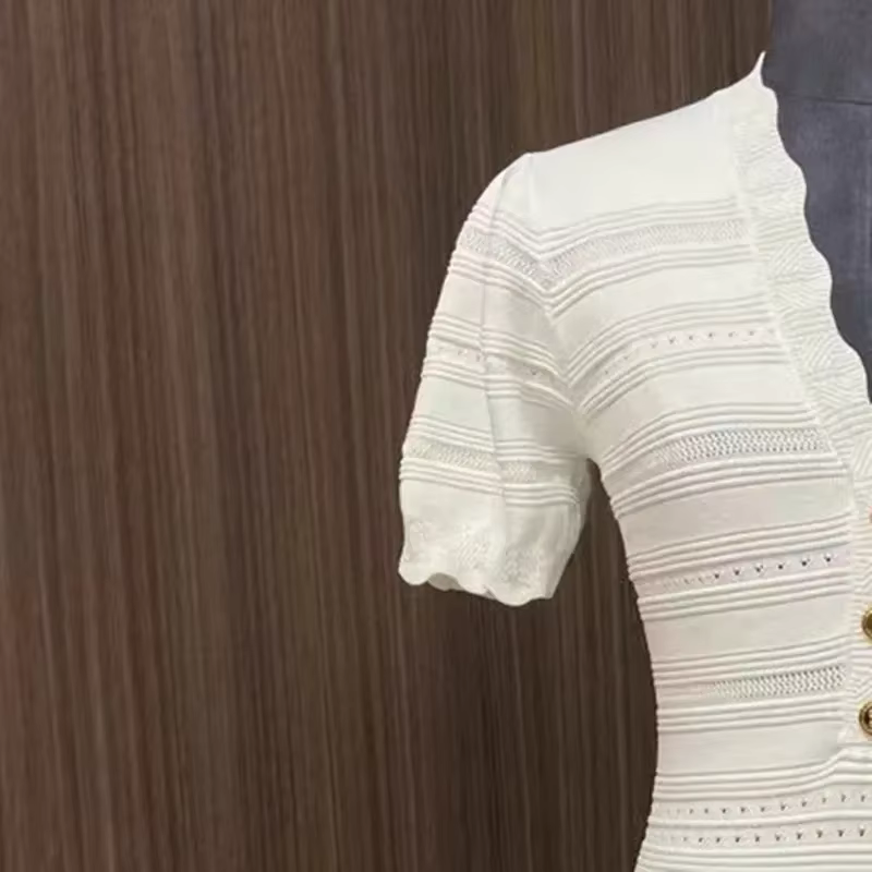Robe en tricot creux à col en V et boutons dorés pour femme – Mini robe trapèze élégante à manches c