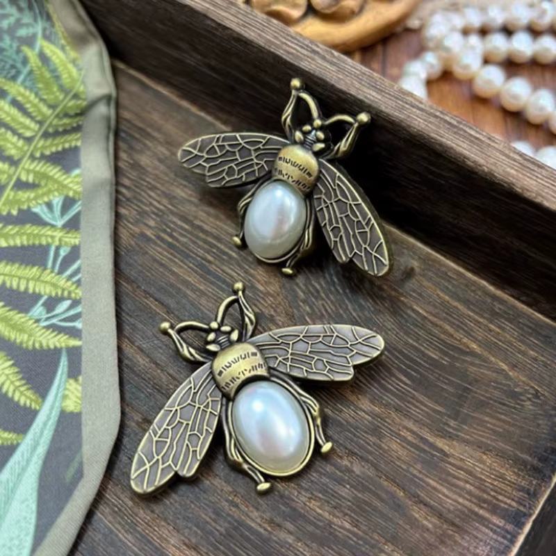Broche Vintage abeille grande abeille, accessoires pour femmes, épingle de col tendance, Version cor