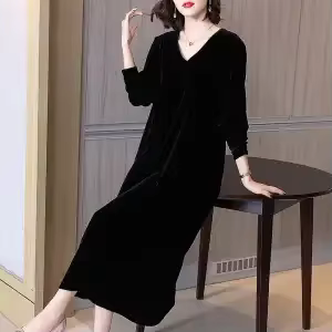Robe d'automne en velours à col en V pour femme avec une élégance luxueuse et manches longues noires
