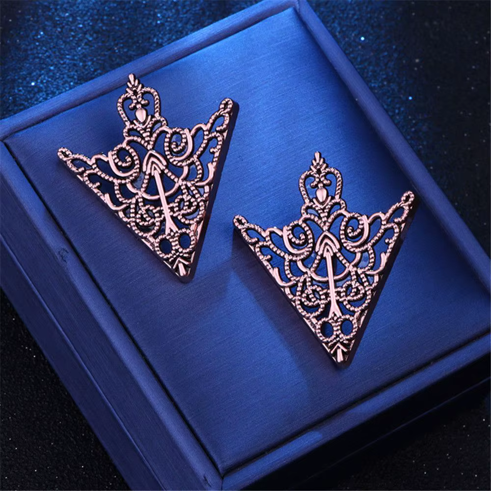 Broche de col de chemise triangle évidée pour hommes et femmes, broche de col de couronne vintage, e