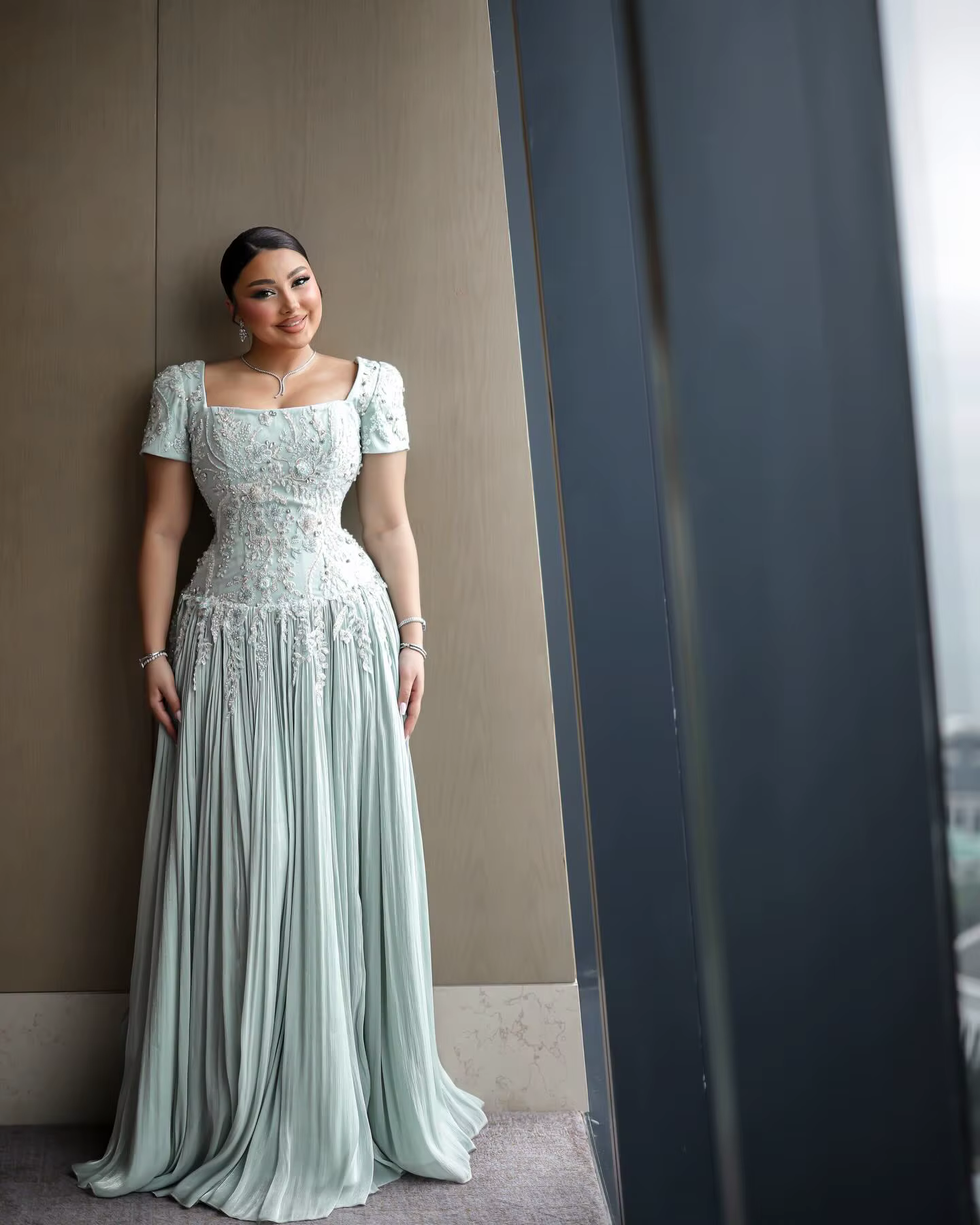 Robe de soirée à col carré et manches courtes, broderie en dentelle 3D perlée, plissée en mousseline