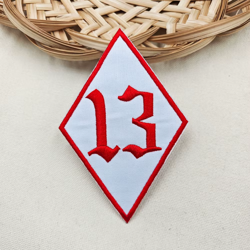 Patch brodé numéro 13, décoration de vêtement pouvant être cousu à la main ou support à crochet et b