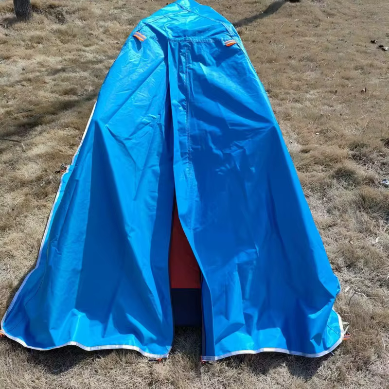 Les tentes de camping avec un parasol sur la pelouse sont un excellent choix pour les loisirs de ple