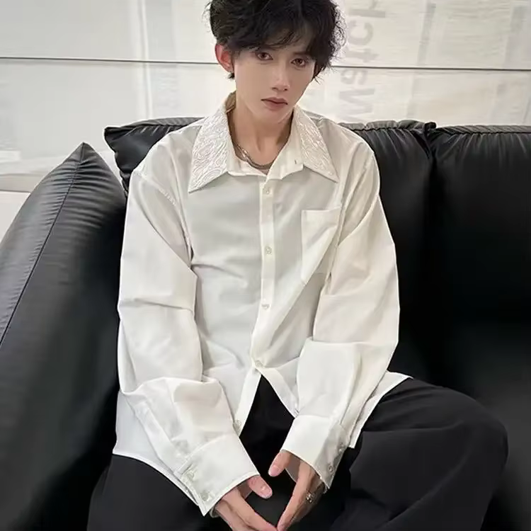 Chemise en satin pour homme avec col orné