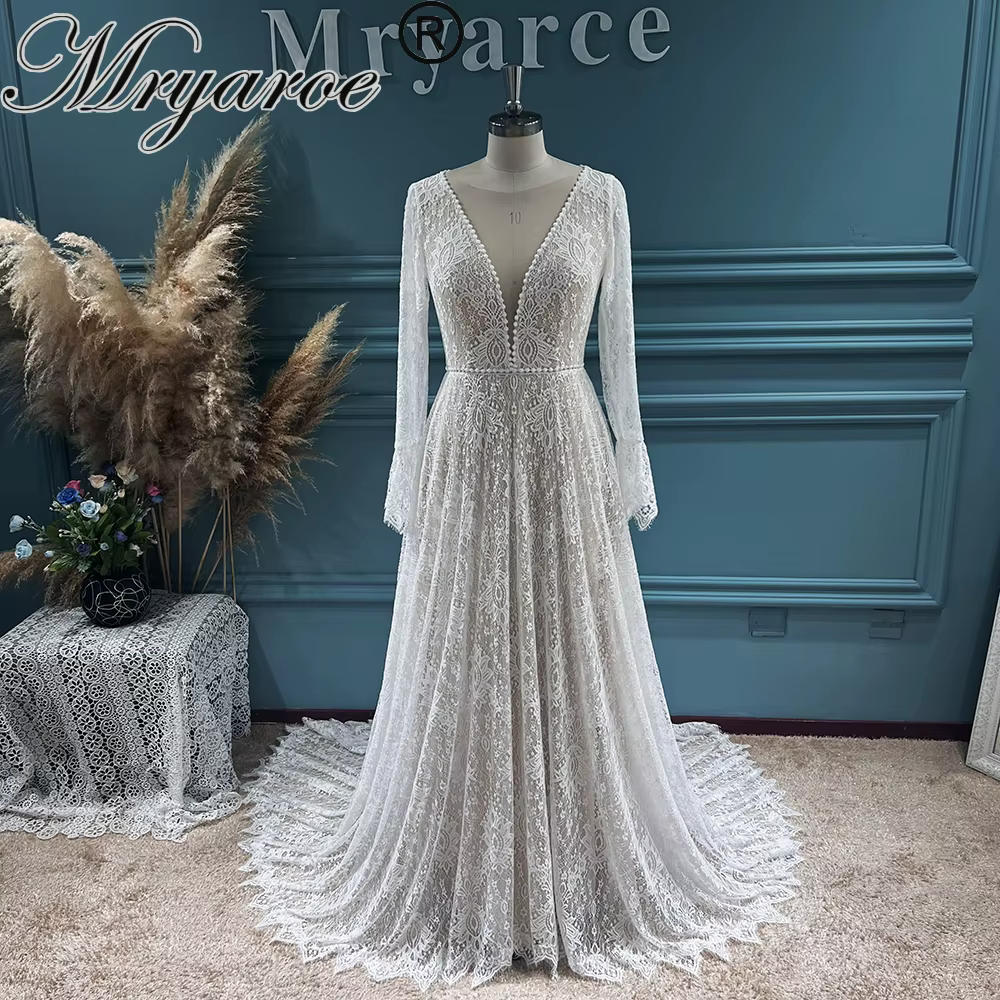 Robe de mariée bohème à col plongeant et manches longues en dentelle Mryarce
