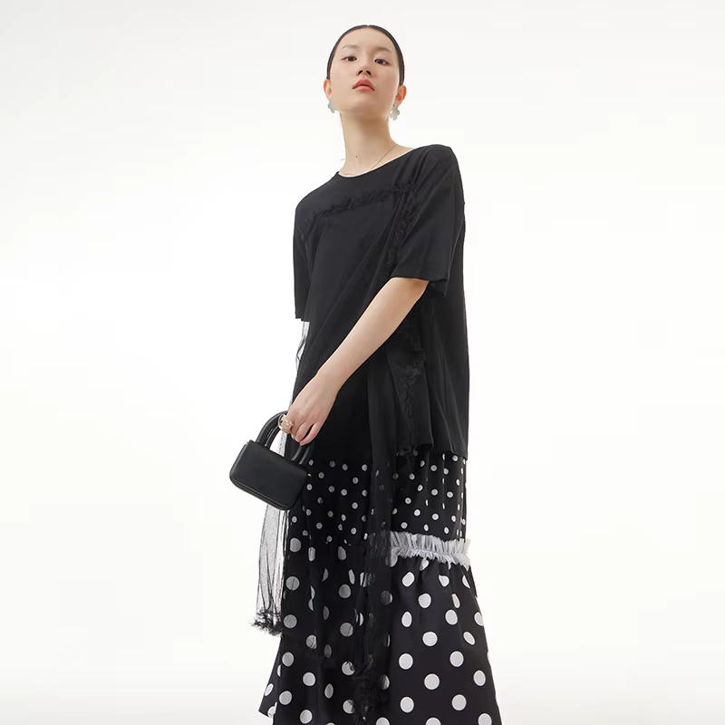 Haut ample et léger pour femme, collection été 2026, avec design en maille transparente et empièceme