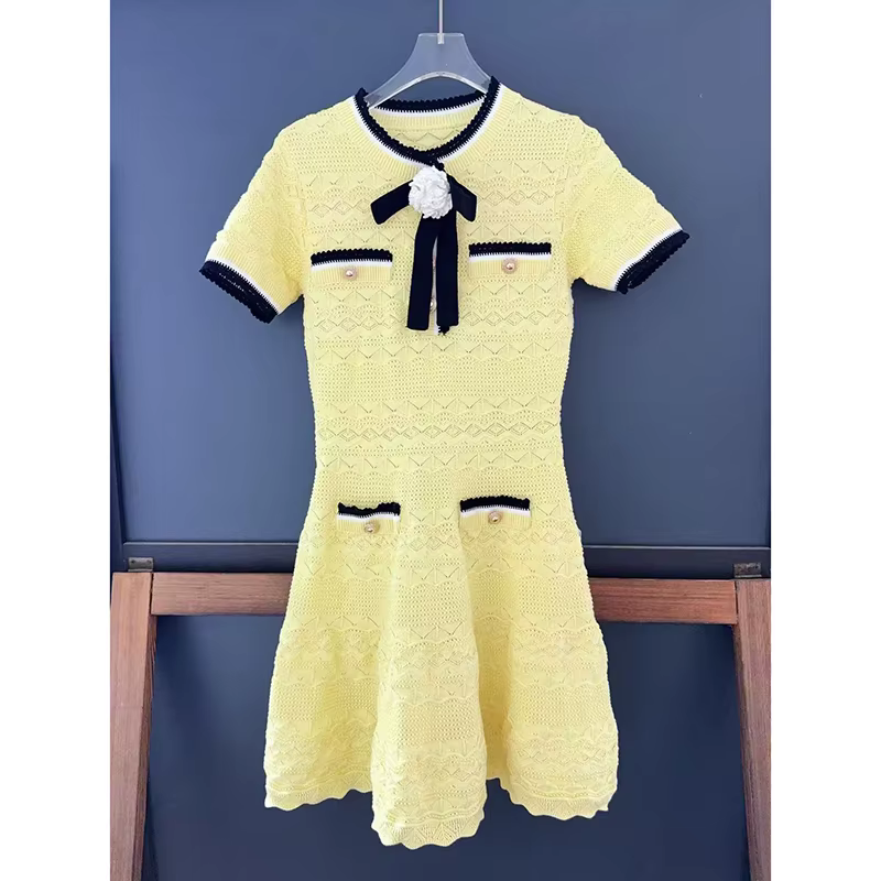 Robe en tricot avec nœud détachable – Mini-robe élégante et stylée en crochet à manches courtes pour