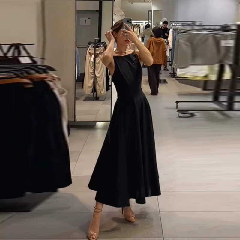 Robe midi chic noire à col montant, élégante, à fines bretelles, sans manches, dos nu, coupe trapèze