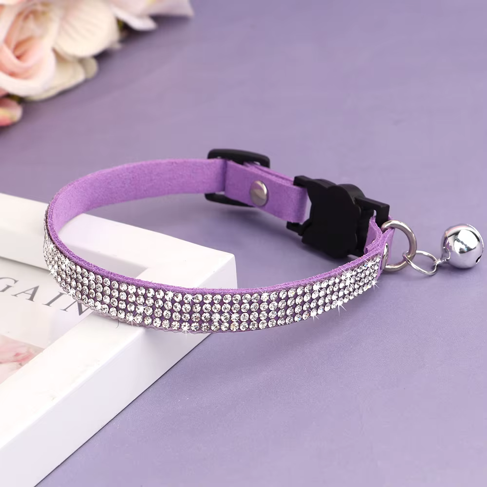 Collier de chat en cuir suédé rose doux – Design mignon en strass scintillants, avec cloche et boucl