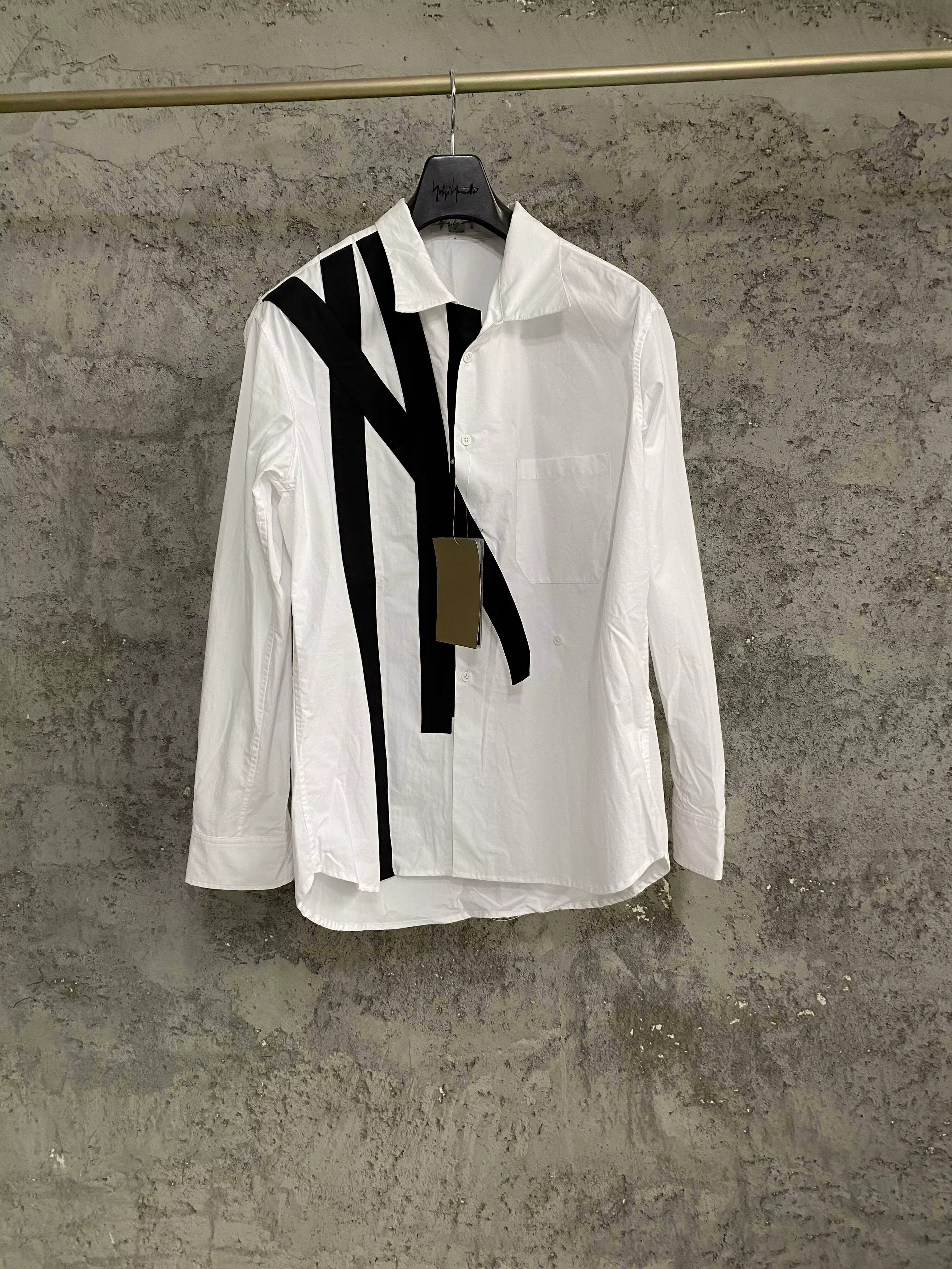 Chemise à manches longues à col double boutonnage de couleur unie avec un col simple et tendance, en