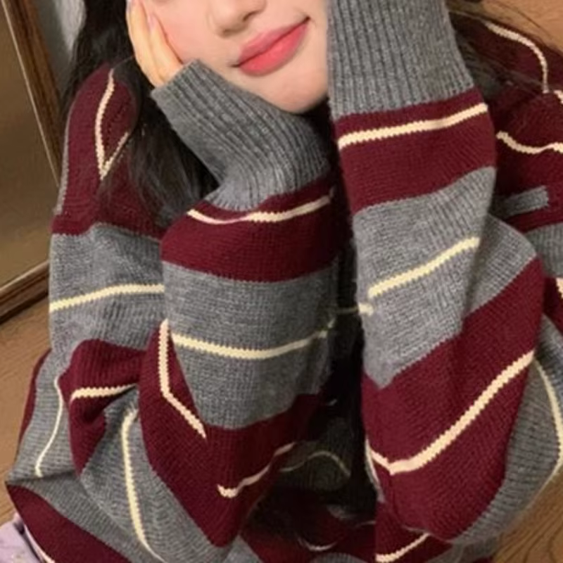 Cette année, le pull rétro ample rayé au look paresseux et haut de gamme pour femme, parfait pour l'