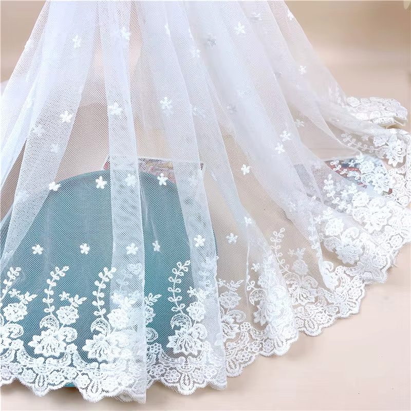 Tissu dentelle en maille de fleurs brodées