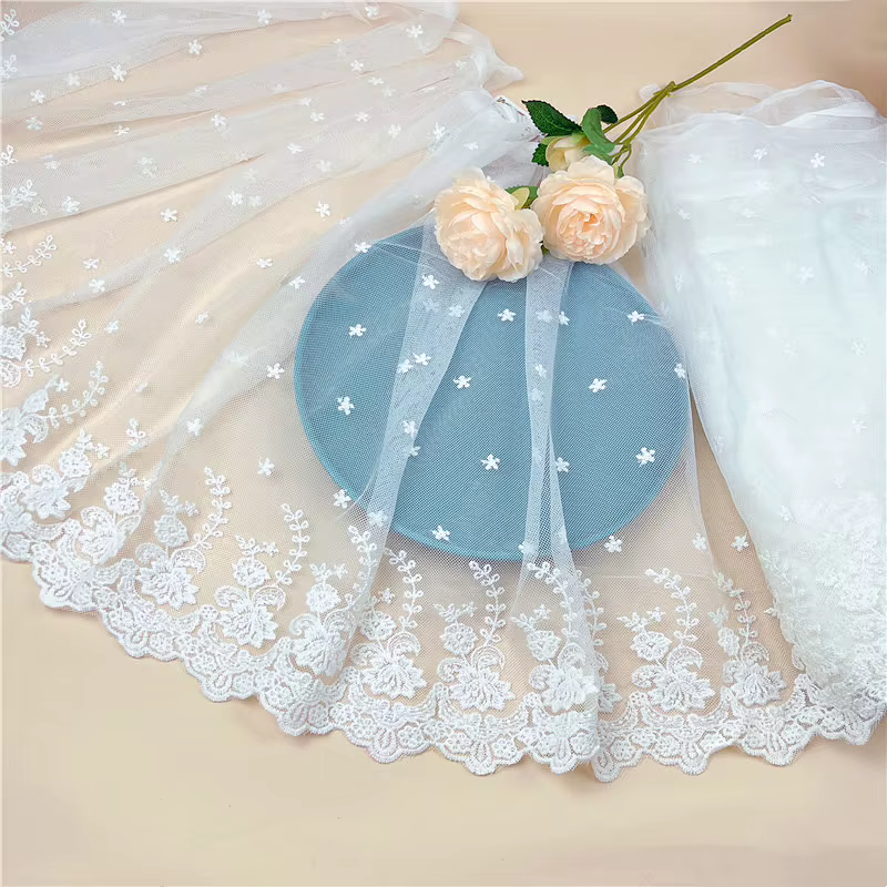 Tissu dentelle en maille de fleurs brodées