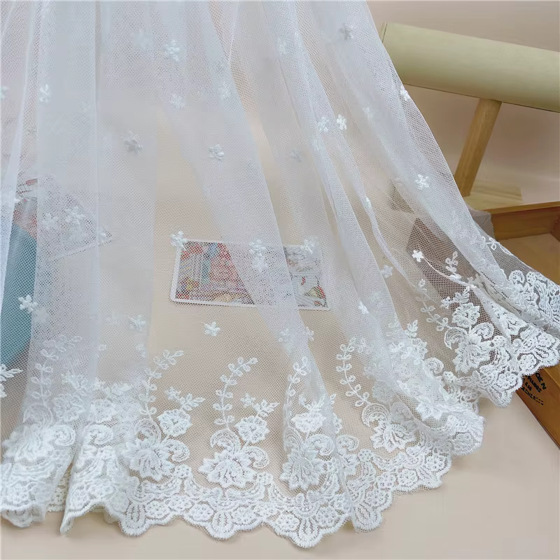 Tissu dentelle en maille de fleurs brodées