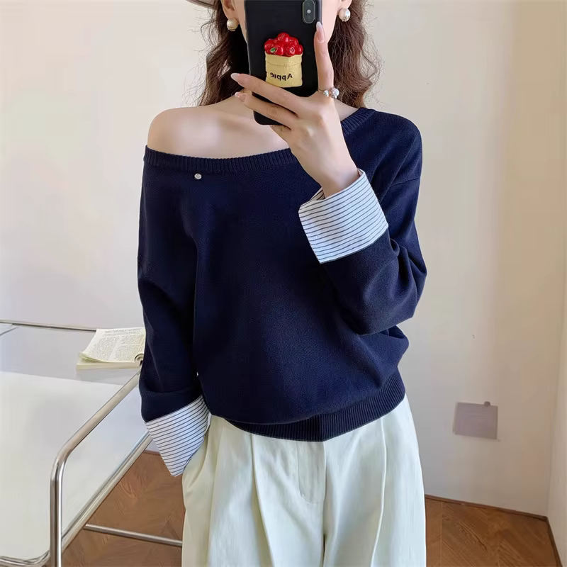 Pull en tricot épissé avec poignets rayés et épaules inclinées pour femmes