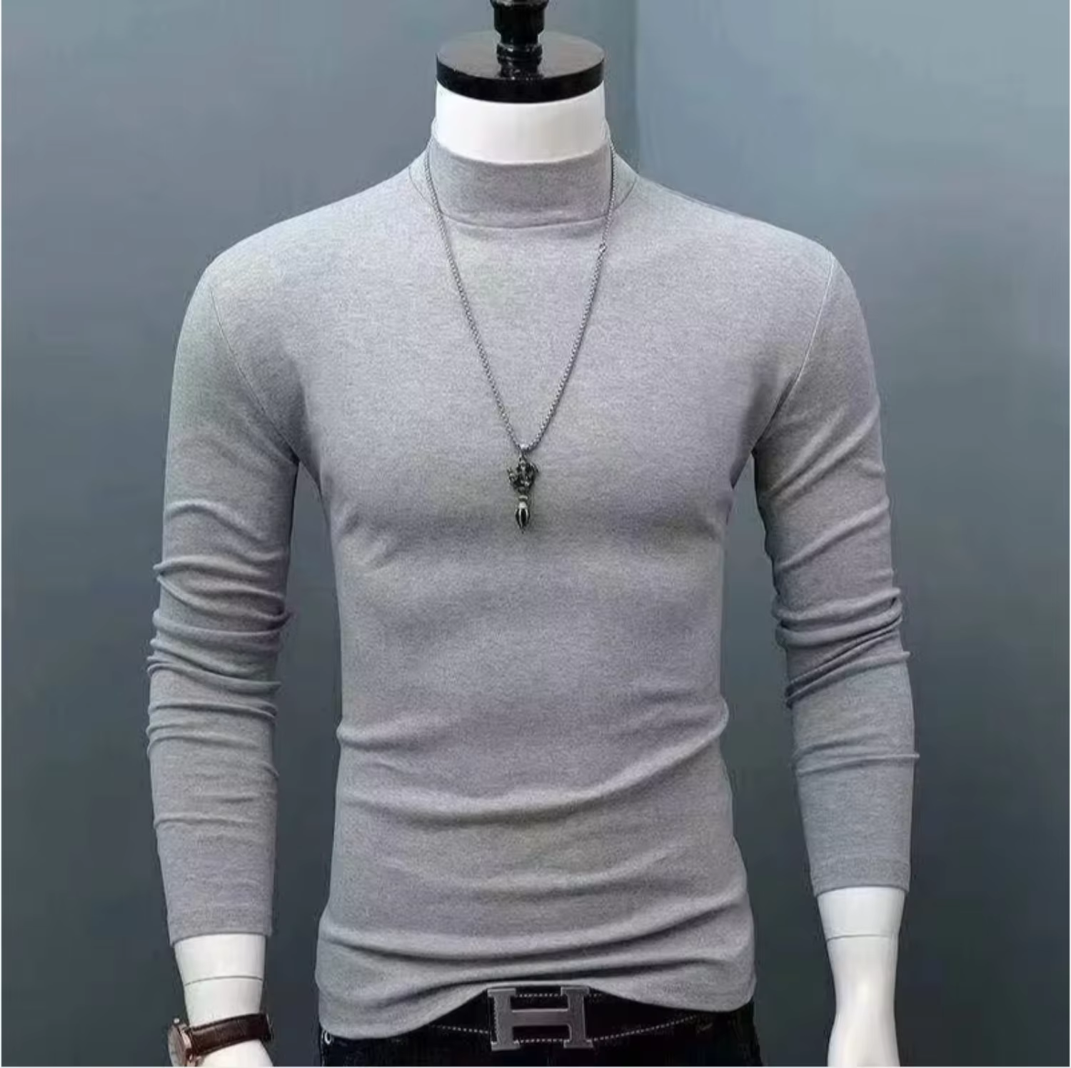 Pull chaud à col mi-haut, 360 °   proche du cou, sans couture pour résister aux vents froids. Utilisation du tissu verrouillé à température pour réaliser