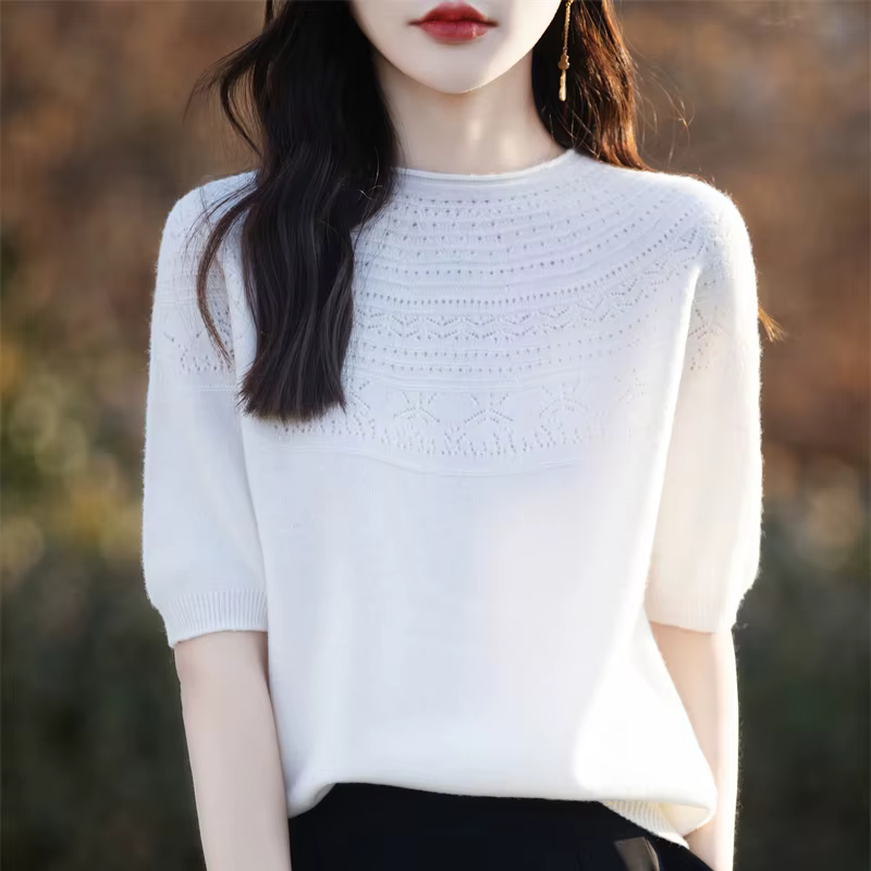 Pull en laine mérinos avec col rond et détails ajourés pour femmes, idéal pour l'automne et l'hiver, confort et élégance assurés