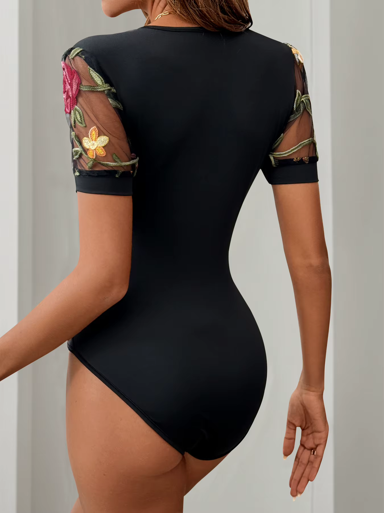 Body sexy à col en V pour femme, manches courtes, haut moulant, nouvelle collection printemps 2026, noir, blanc, marron