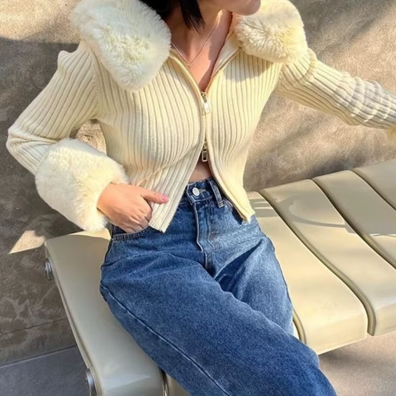 Nouveau pull en tricot coupe cintrée pour fille de style universitaire avec col en fourrure et conception à double fermeture éclair pour la chaleur.