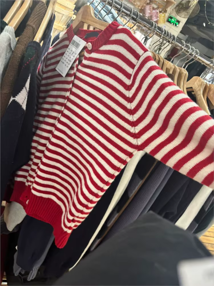 Pull cardigan rayé rouge doux pour femme